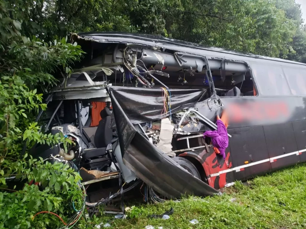 Acidente entre carreta e ônibus de SC mata idosa e deixa feridos no