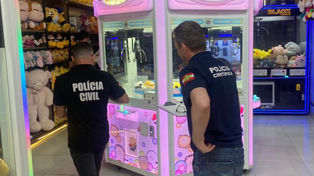 Polícia descobre que máquinas de pelúcias enganam clientes: “Operação Bicho Impossível”