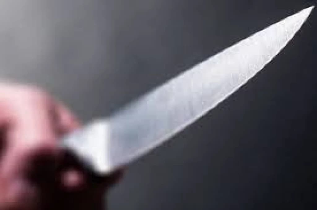 Mulher esfaqueia namorado no dia do aniversário por causa de ciúmes