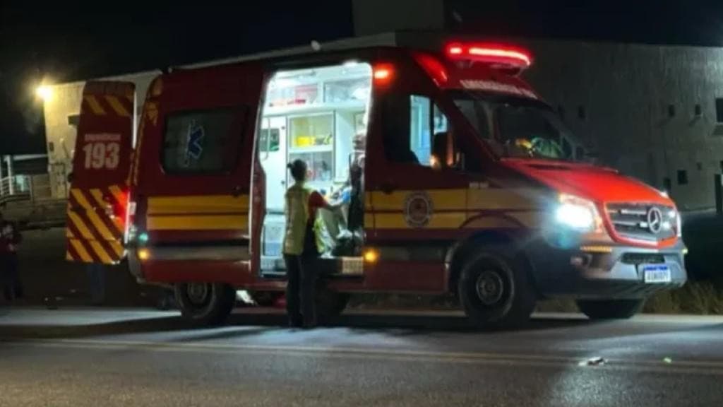 Motociclista atropela ciclista e colide em muro na SC-410, em Canelinha
