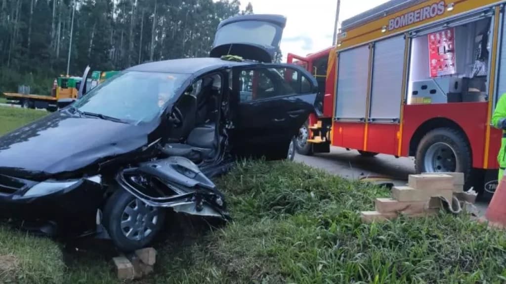 Motorista fica com objeto cravado no crânio após colisão entre carro e caminhão em SC
