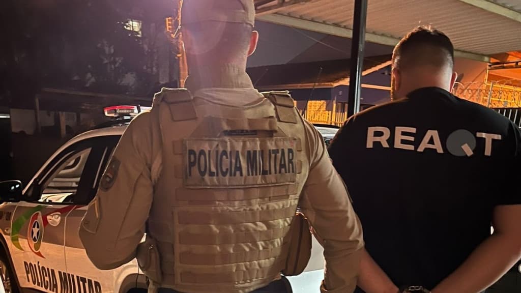 Homem tenta fugir, mas é preso com maconha em São João Batista