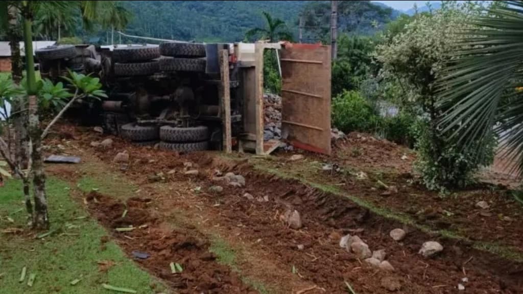 Trabalhador tem pernas amputadas ao tentar pular de caminhão durante acidente na SC-477