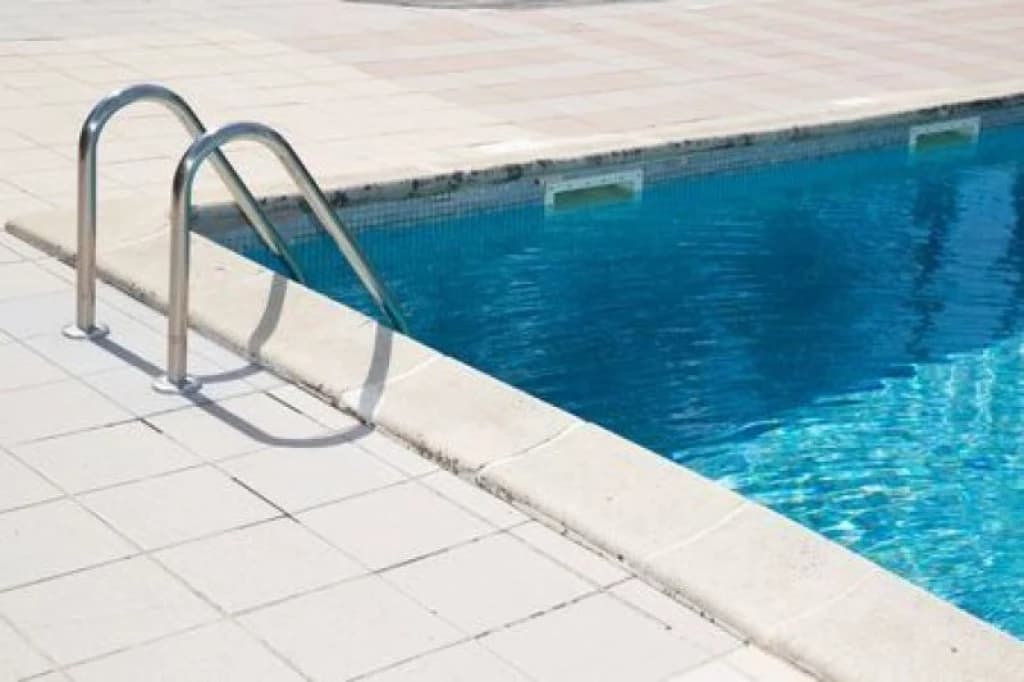 Menina de 2 anos vai parar na UTI após se afogar na piscina de casa