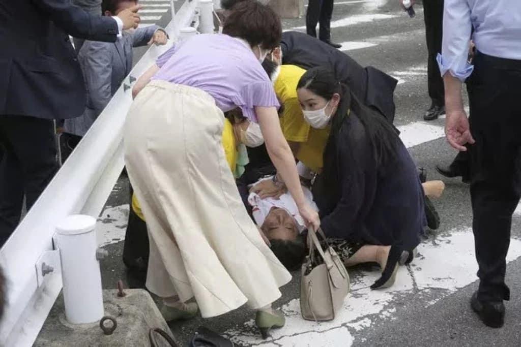 Shinzo Abe, ex-primeiro-ministro do Japão, é baleado durante discurso
