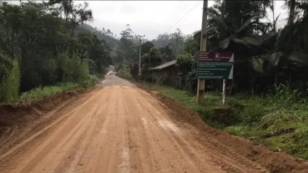 Estrada Geral do bairro São Valentim é interditada para obras, em  Nova Trento