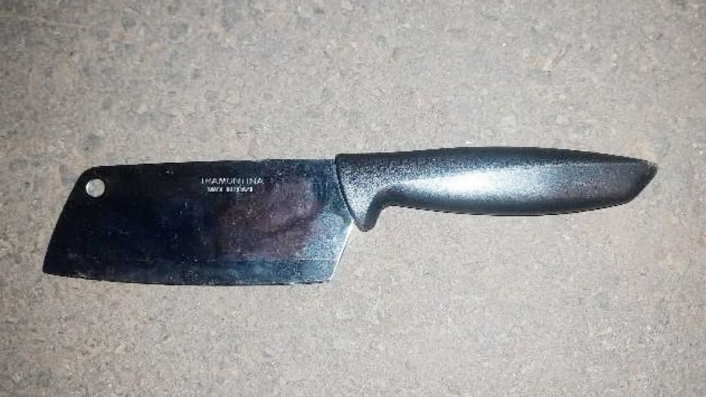 Mulher arremessa cutelo no marido para evitar sufocamento