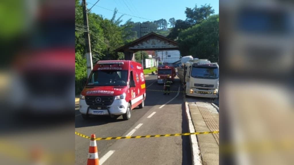 Homem e cachorro morrem atropelados na calçada durante caminhada matinal
