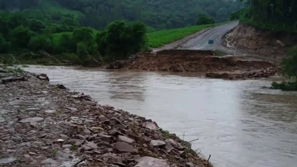 Enchente arrasta ponte inaugurada há três meses: “sonho destruído”
