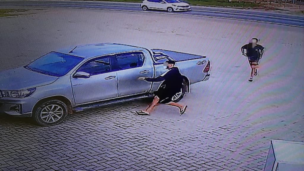 Mulher tem caminhonete roubada por criminosos armados na SC-410, em Canelinha