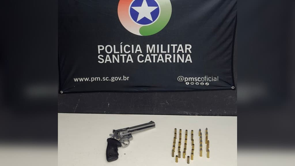 Penetra em festa de casamento causa confusão e acaba preso com arma de fogo