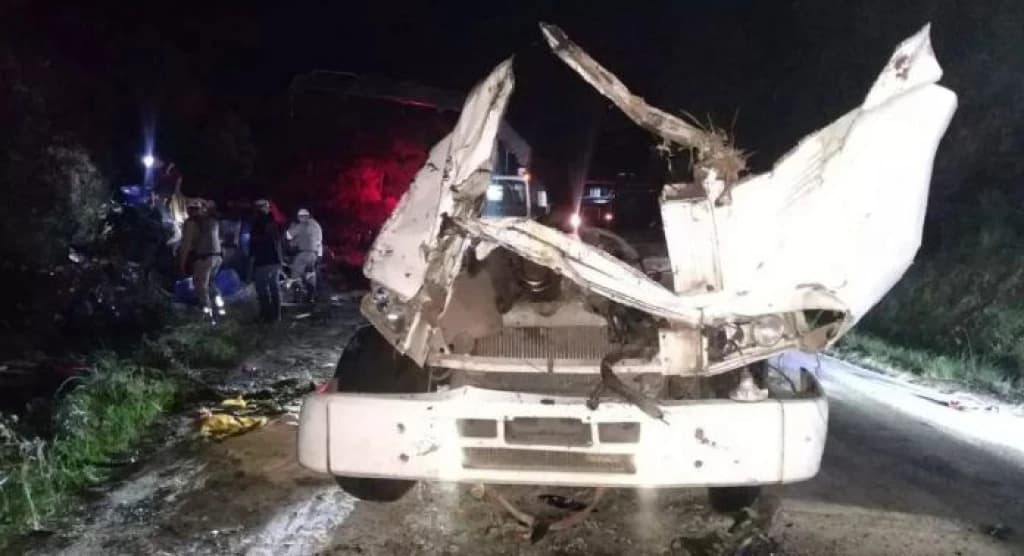 Tragédia no Oeste de SC: caminhão fica destruído após grave acidente