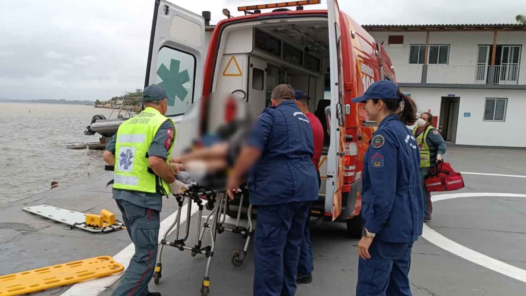Avô e netos são resgatados por marinheiros após barco virar em lagoa