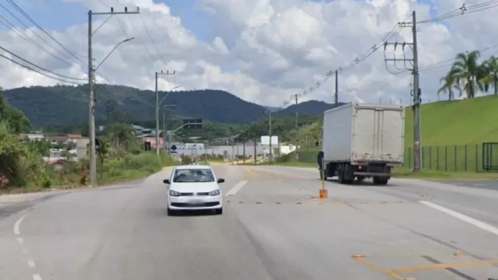 Trabalhador é prensado até a morte por carreta em pátio de empresa
