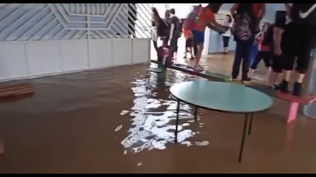 Enxurrada alaga escola e pontos da cidade de Canoinhas