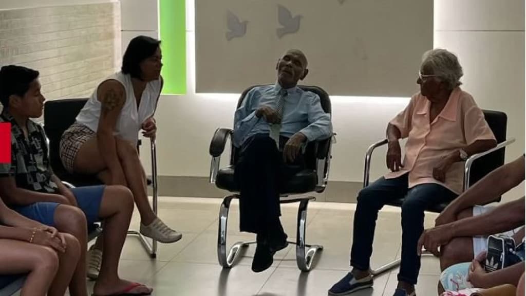 Idoso de 96 anos morre e corpo é velado sentado em cadeira a pedido da família
