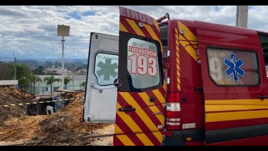 Trabalhador é resgatado após ser soterrado em obra