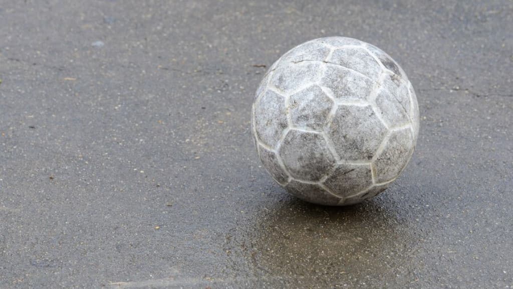 Adolescente de 14 anos é golpeado com facão ao buscar bola em terreno