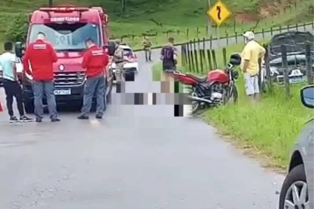 Motorista perde o controle de veículo após aquaplanar e mata motociclista
