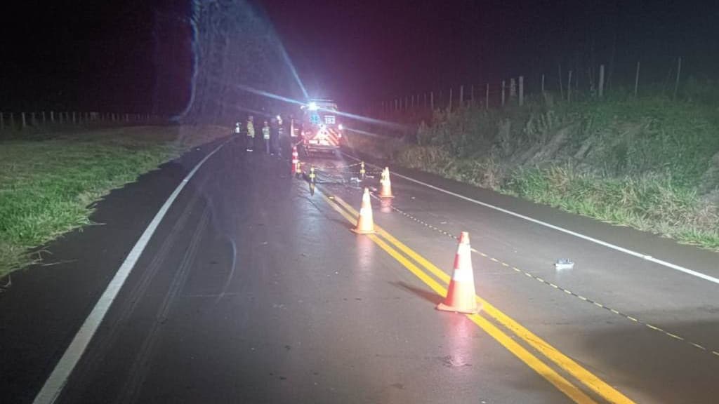 Motociclista morre após cair embaixo de carreta na SC-160