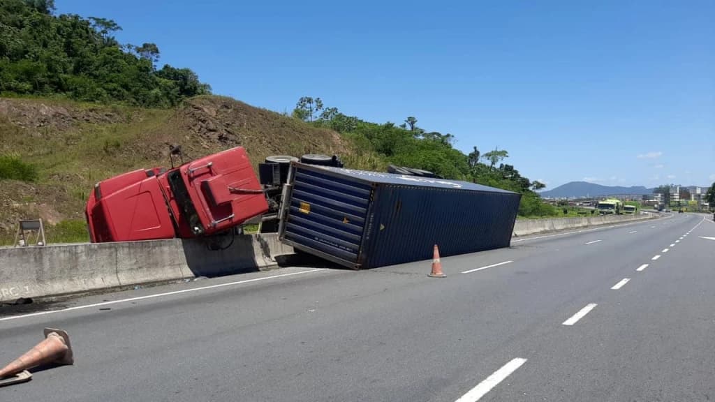 Caminhoneiro morre após caminhão tombar na BR-470, em Navegantes