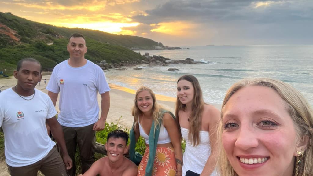 VÍDEO: PMs salvam jovem que se afogava no mar em praia de SC
