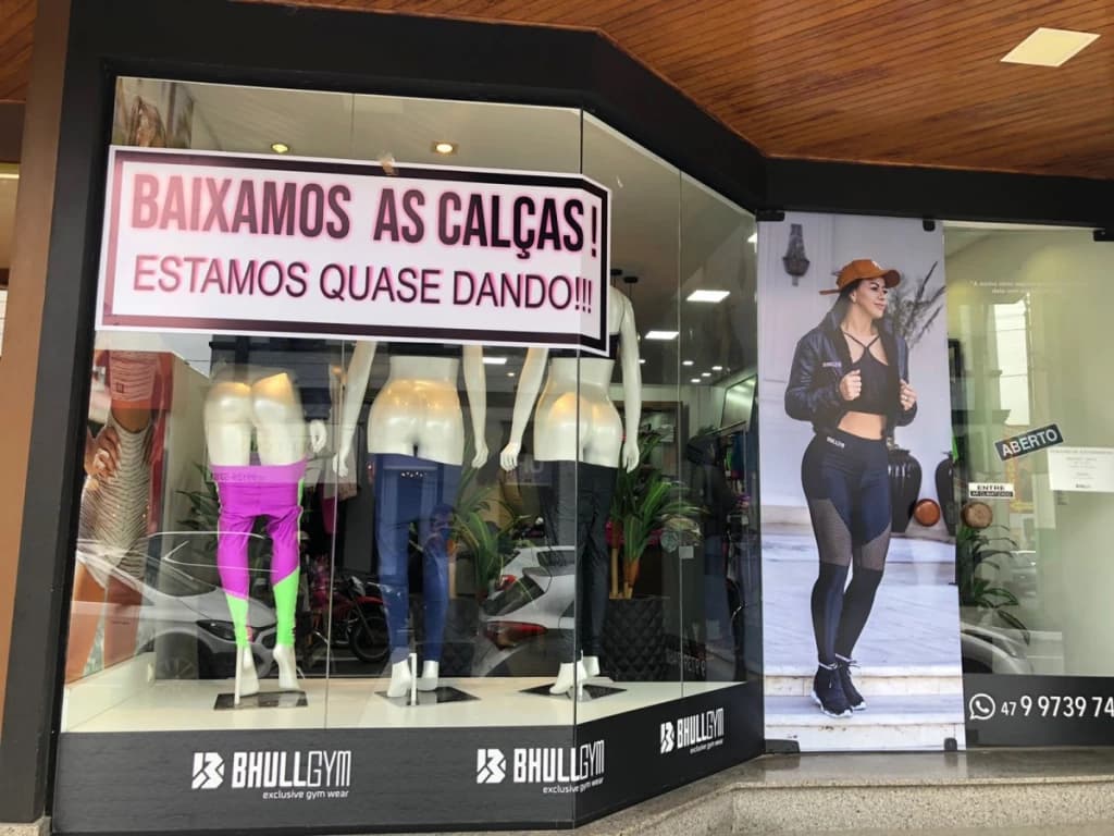 “Baixamos as calças! Estamos quase dando”, diz fachada de loja em SC