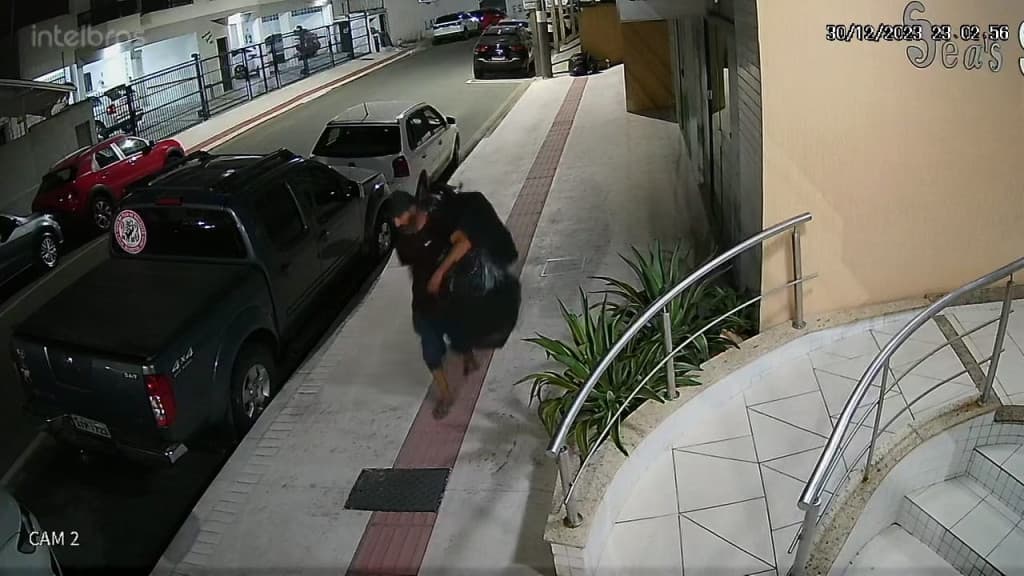 Morador de rua furta hidrômetro e prédio fica sem água, em Balneário Camboriú