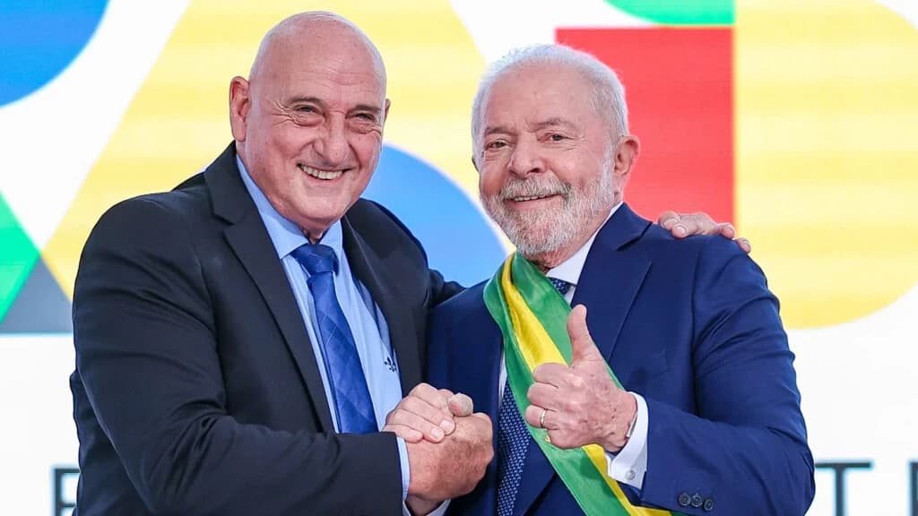 Ministro sombra de Lula é flagrado em imagens durante invasão ao Palácio do Planalto