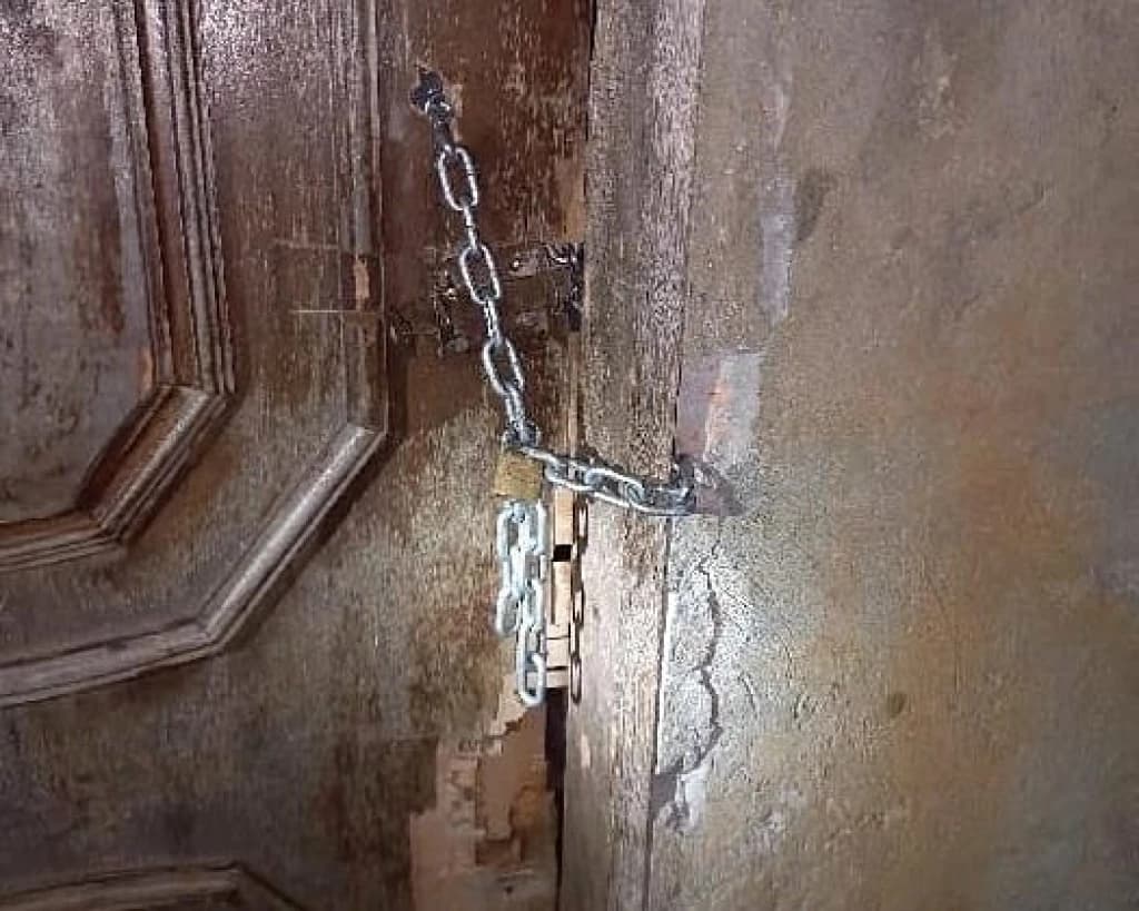 Mãe tranca e abandona filhos em casa para ir à festa em SC