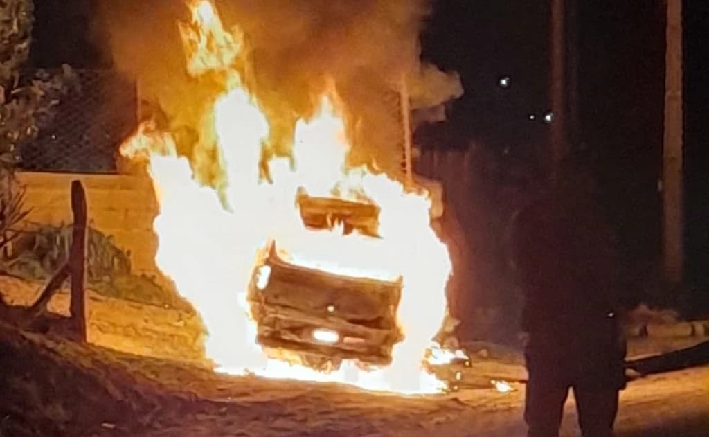 Corpos são encontrados carbonizados dentro de carro em SC