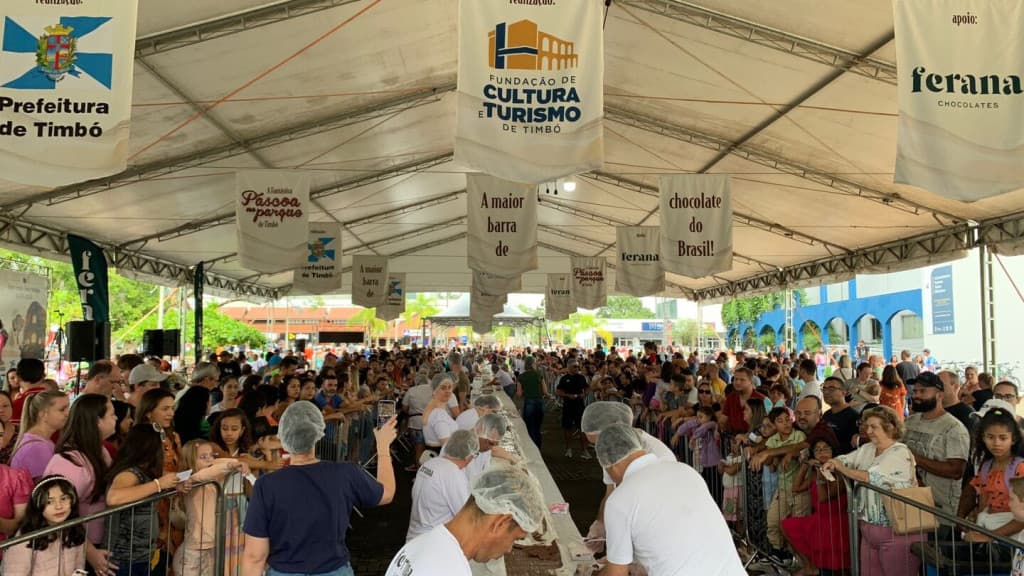 Cidade catarinense comemora aniversário com barra de chocolate gigante de 90 metros
