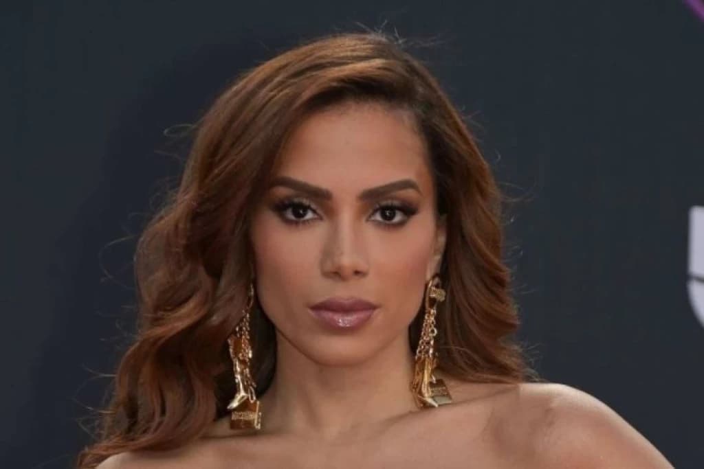 Anitta anuncia que está com “doença do beijo”