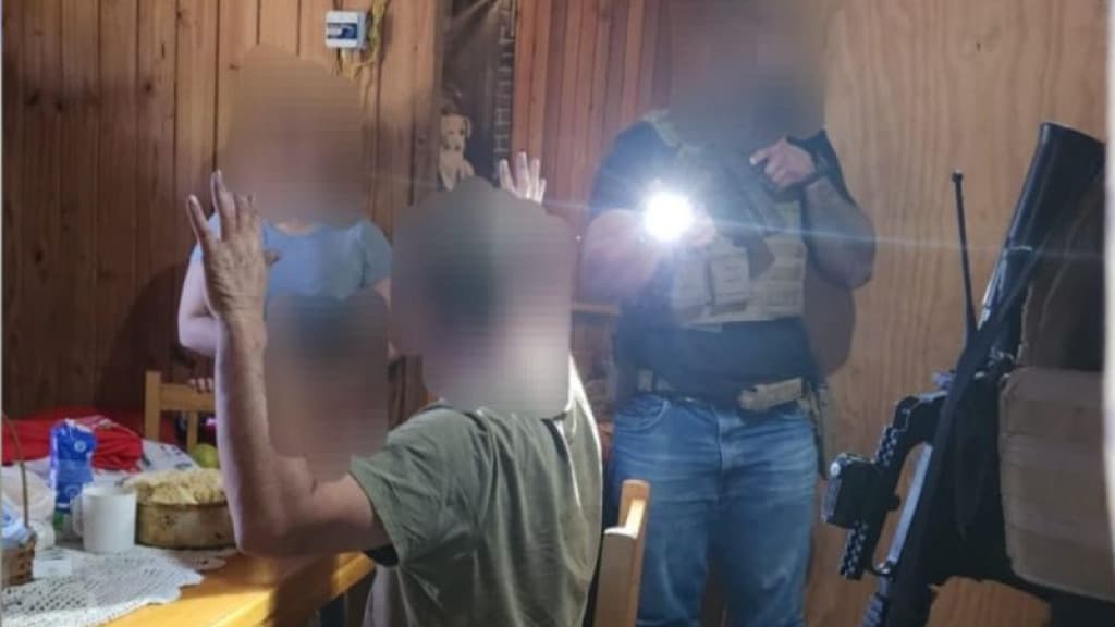 Homem sequestra menina no Paraná, foge para SC e acaba com “três batidinhas na porta”