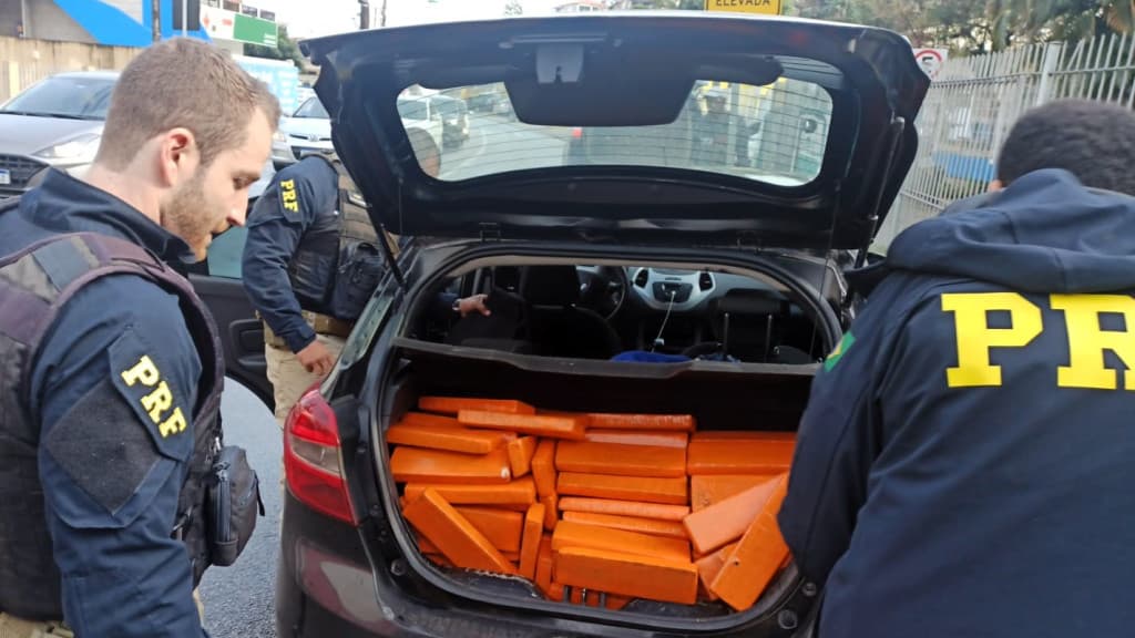 Após fuga na BR-101, PRF apreende carro recheado de maconha