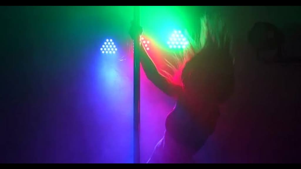 Justiça nega indenização a cliente expulso de casa de strip-tease por usar celular em BC
