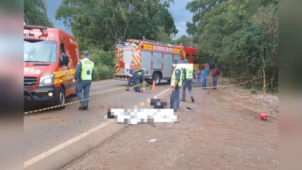 Acidente entre moto e caminhão deixa jovem morto na SC-163