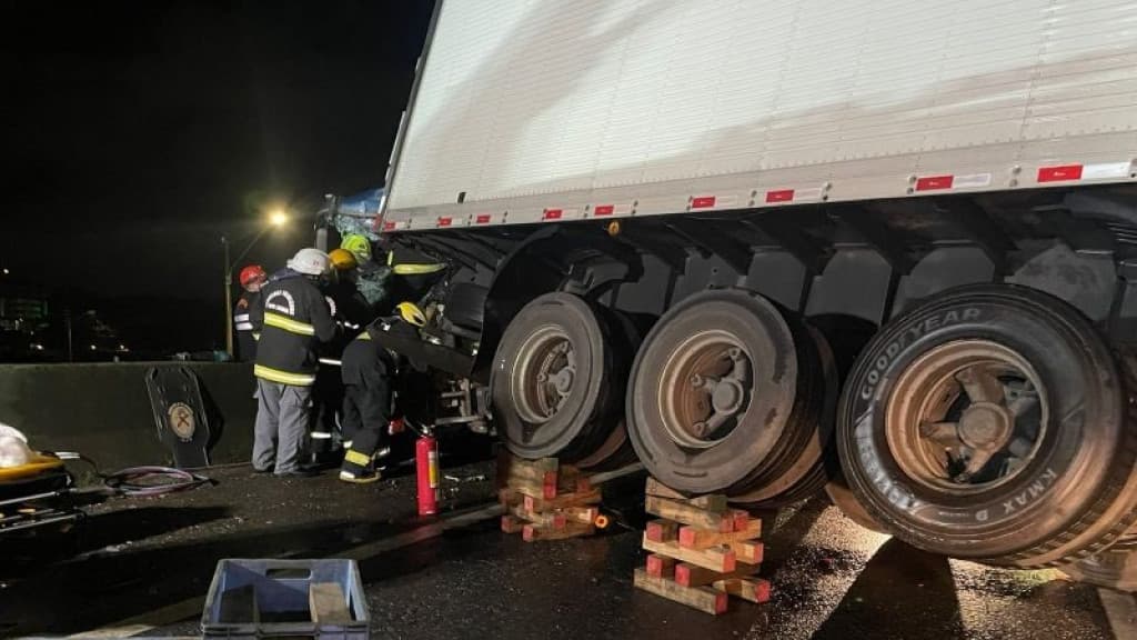 Acidente na BR-101 deixa motorista preso às ferragens em Joinville