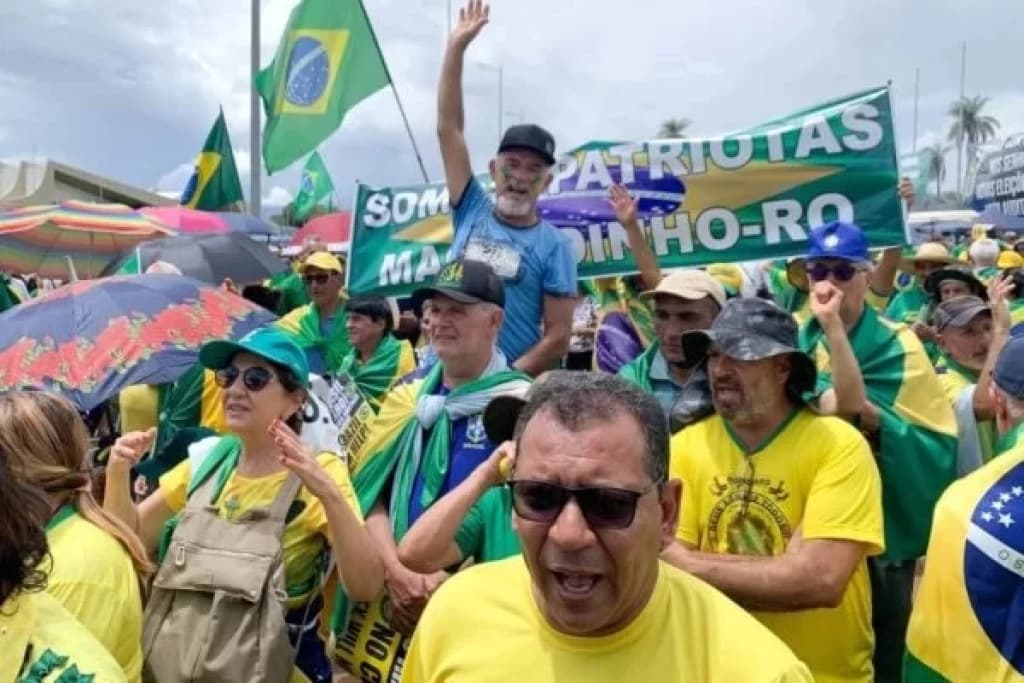Raios atingem acampamento em QG do Exército e deixam feridos