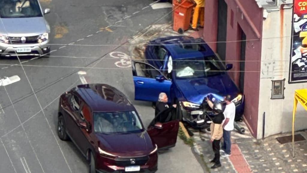 Motorista de BMW derruba semáforo em Itajaí