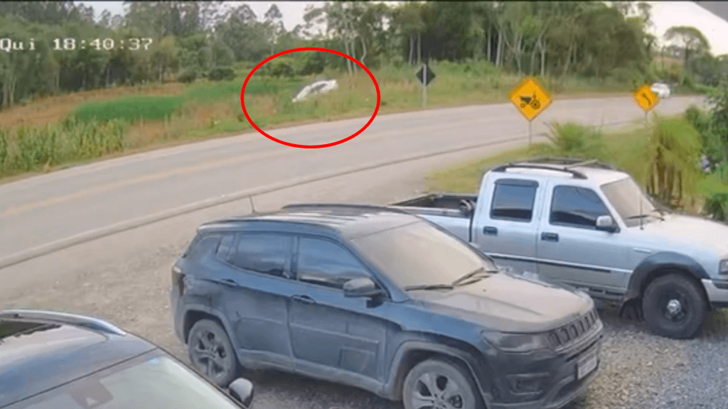 Carro perde controle na SC-281 e cai em lagoa