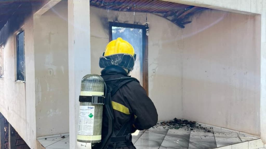 Casa é completamente destruída após criança atear fogo em colchão