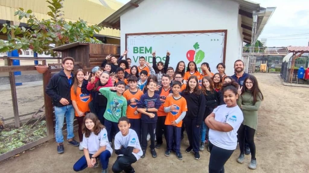 Participantes do “Programa Crescer” da Portobello visitam horta ecológica de Tijucas