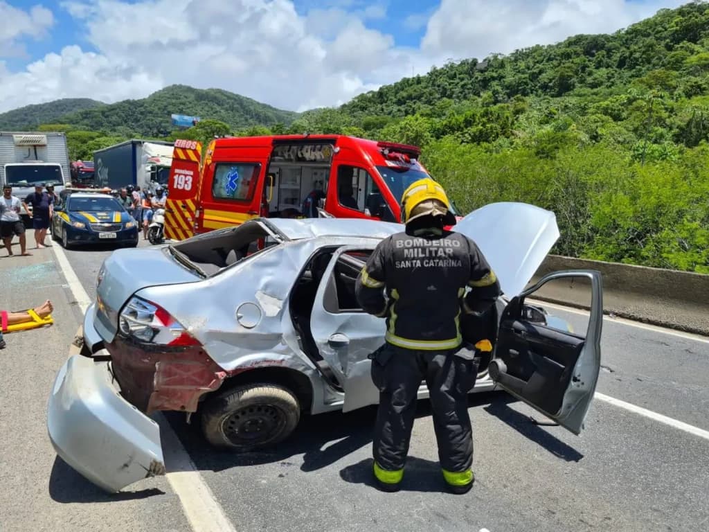 Capotamento na BR-101 gera 13km de filas entre Itapema e Balneário Camboriú
