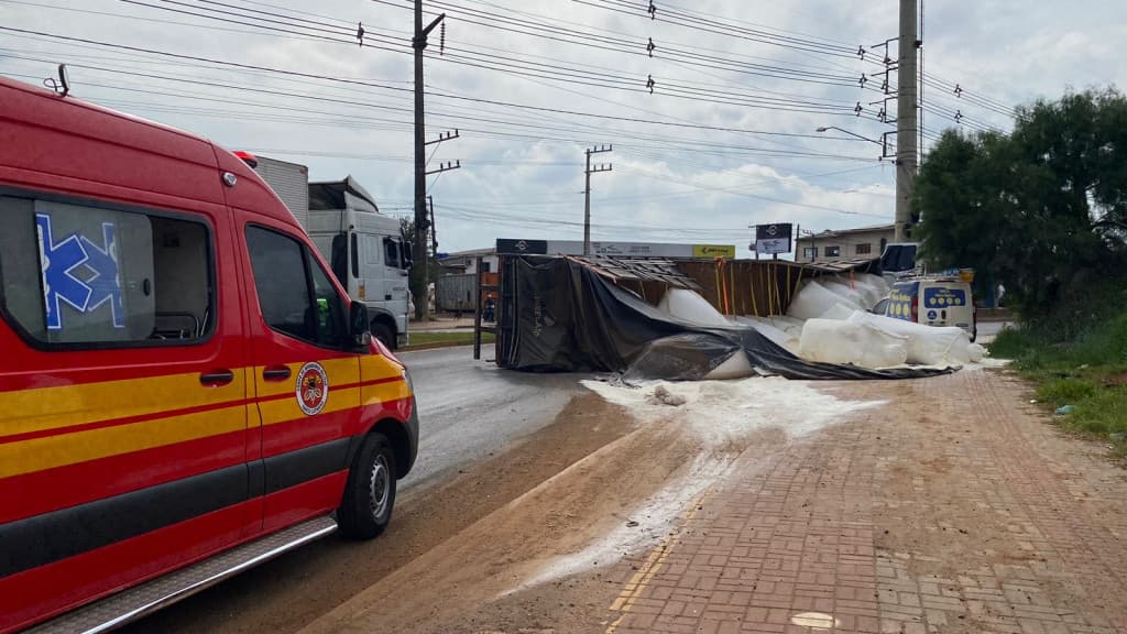 Caminhão carregado de trigo tomba e carga cai sobre carro com duas pessoas dentro em SC