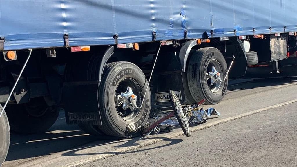 Ciclista idoso morre após ser atropelado por caminhão na BR-282