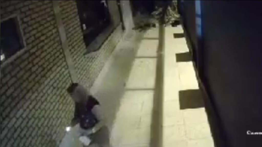 Mulher bota fogo na loja do marido após homem pegar seu celular, em Itapema