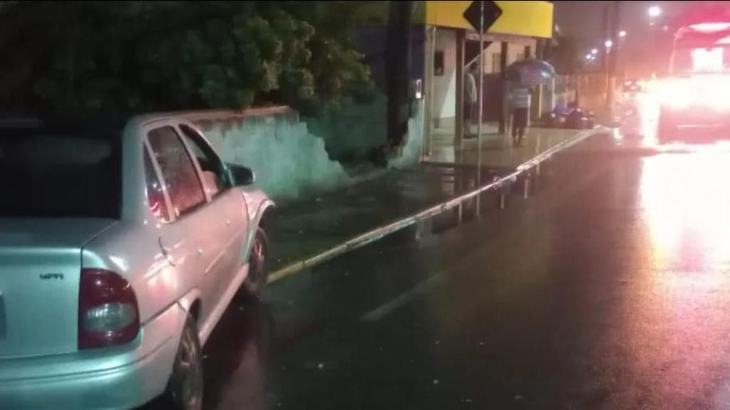 Bebê “voa” de cadeirinha e mãe leva soco no rosto de motorista após acidente