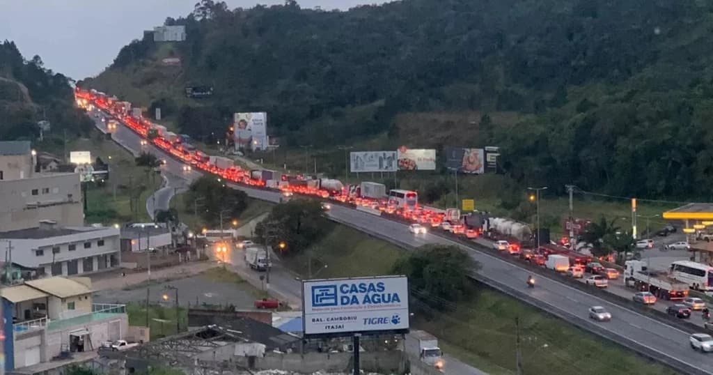 Acidente com carreta gera fila quilométrica na BR-101
