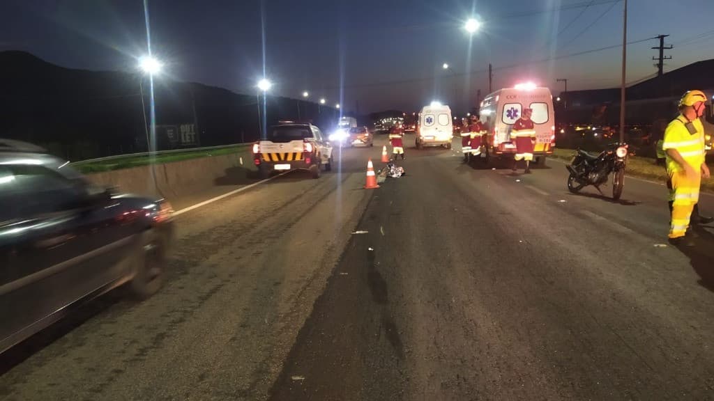 Acidente mata motociclista na BR-101; outro envolvido fugiu sem prestar socorro